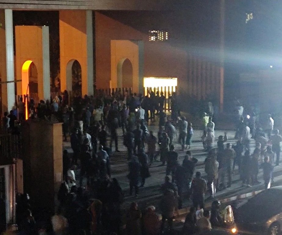 Dezenas de estudantes se reúnem do lado de fora da Universidade Sharif de Teerã