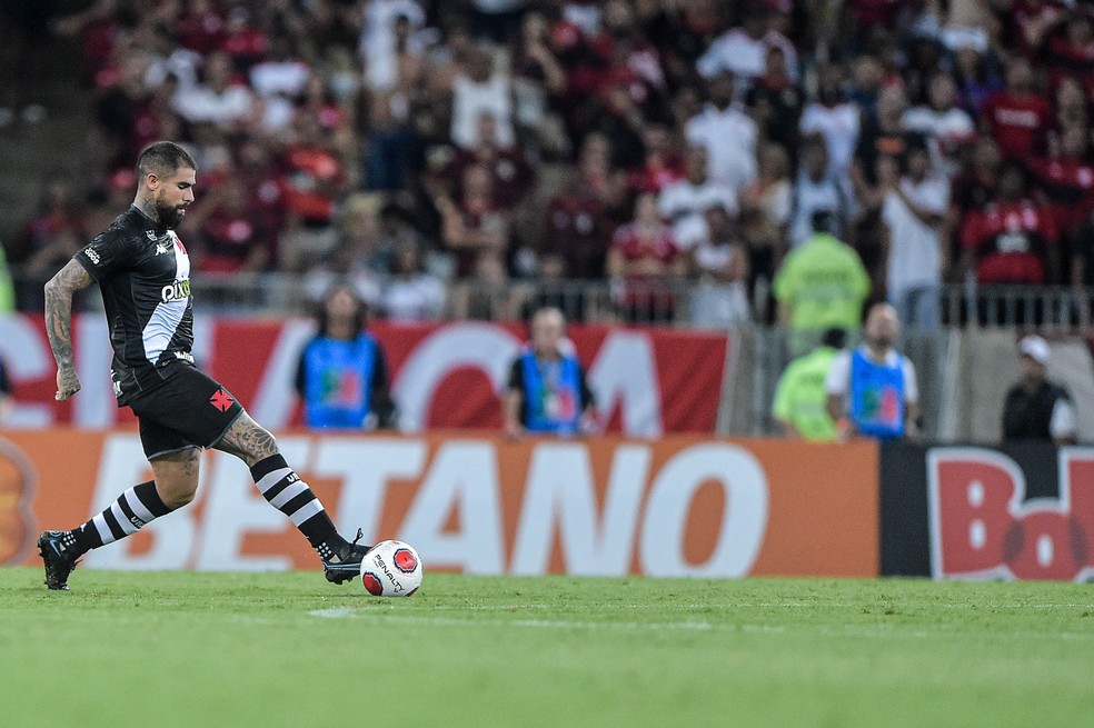 Quintero, zagueiro do Vasco, em ação contra o Flamengo — Foto: Thiago Ribeiro/AGIF