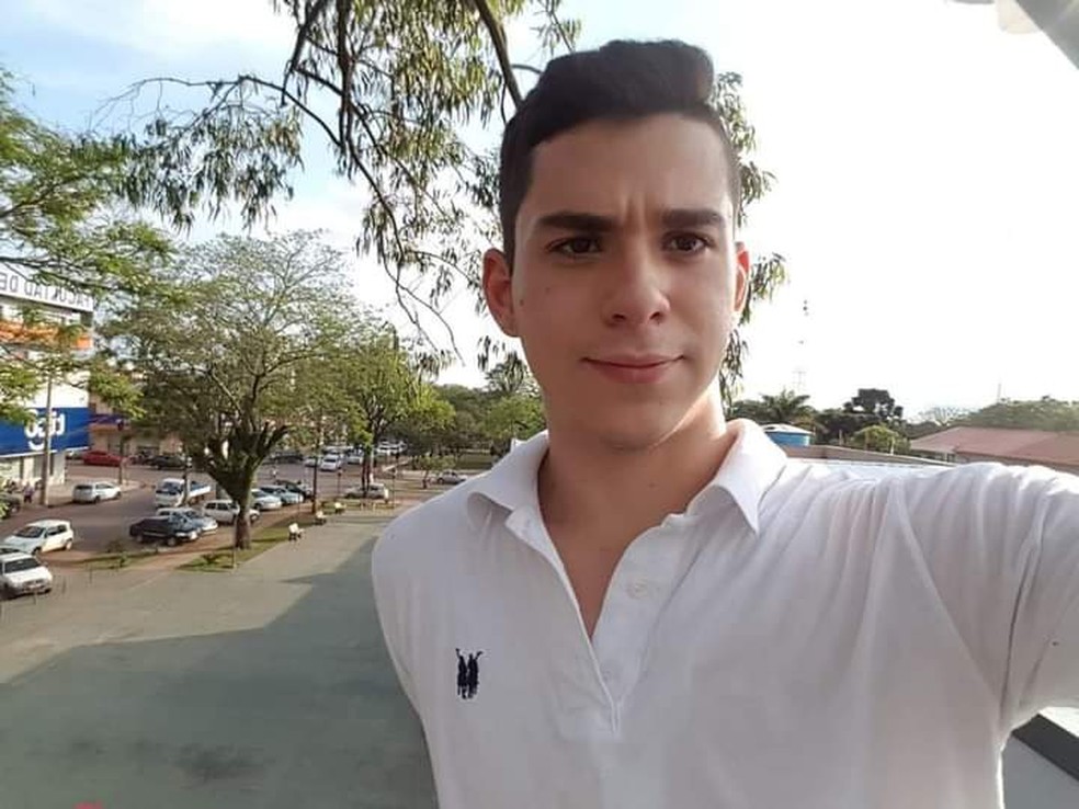Hugo Arantes Bilego, de 26 anos, desapareceu ao tentar recuperar uma bola que caiu no Rio Garças.  — Foto: Reprodução 