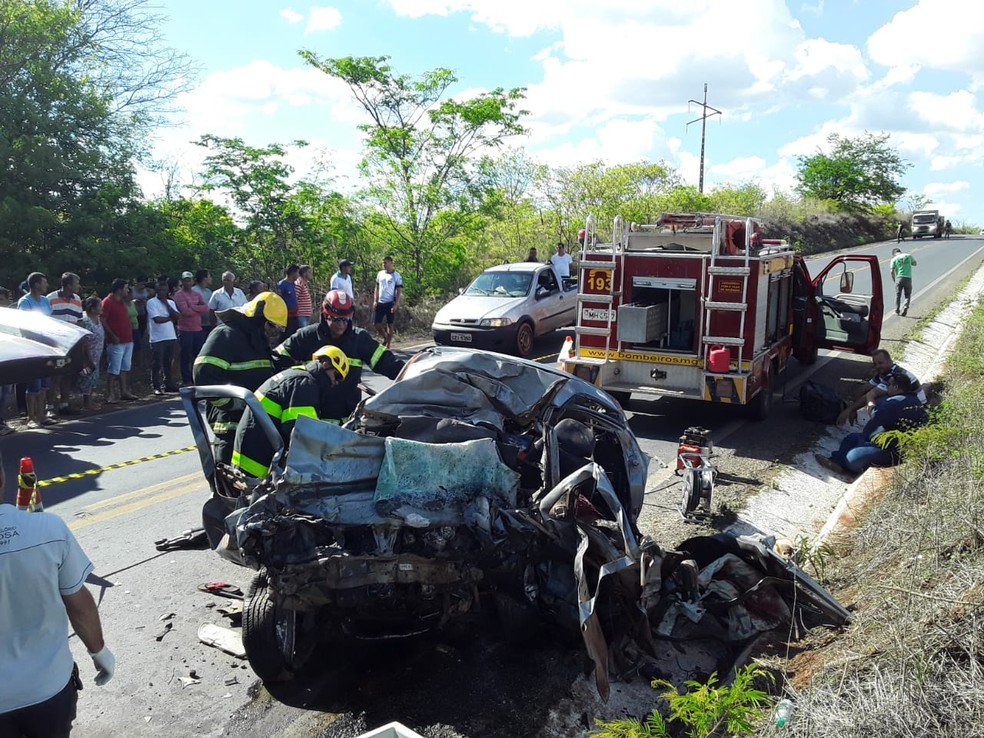 Carro das vítimas ficou danificado após batida em carreta — Foto: Corpo de Bombeiros / Divulgação