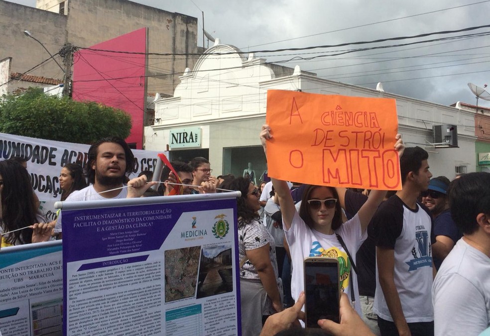 Manifestações em Caicó contra bloqueio orçamentário nas instituições federais de ensino superior do RN — Foto: Ricardo Bezerra