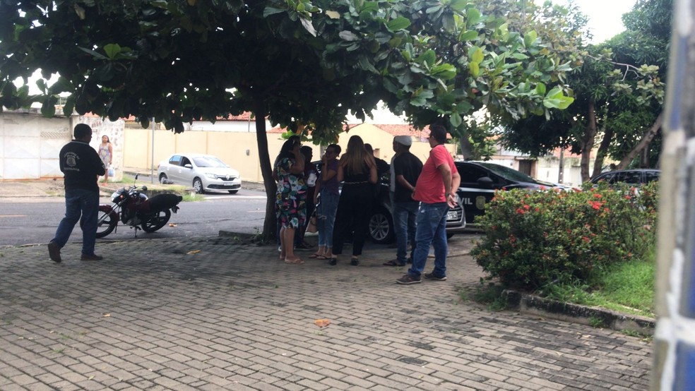 Familiares abalados negam participação que mortos em crimes na cidade de Teresina — Foto: Lívia Ferreira/g1 Piauí