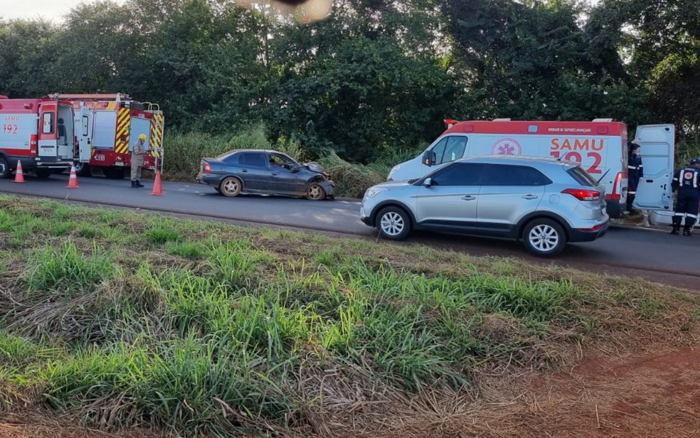 Acidente entre carros deixa um bebê morto e homem ferido — Foto: Corpo de Bombeiros/Divulgação