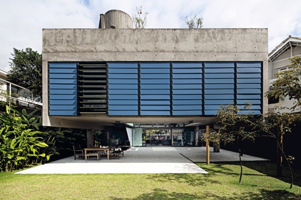No bairro de Pinheiros, em São Paulo, a casa de concreto armado, projetada pelo escritório MMBB, tem o volume com 6 m em balanço fechado na lateral por painéis de vidro protegidos por brises de laminado (Foto: Maíra Acayaba / Editora Globo)