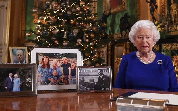 A rainha Elizabeth II e a mesa sem foto de Harry e Meghan (Foto: Reprodução Instagram)