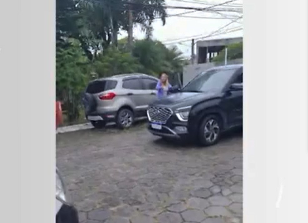Cláudia Barroso Alvarim: ela aparece em vídeo xingando os entregadores — Foto: Reprodução