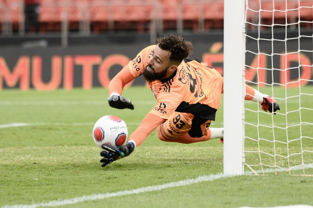 Após defender pênalti, Jandrei deve seguir como titular do São Paulo? Vote na enquete