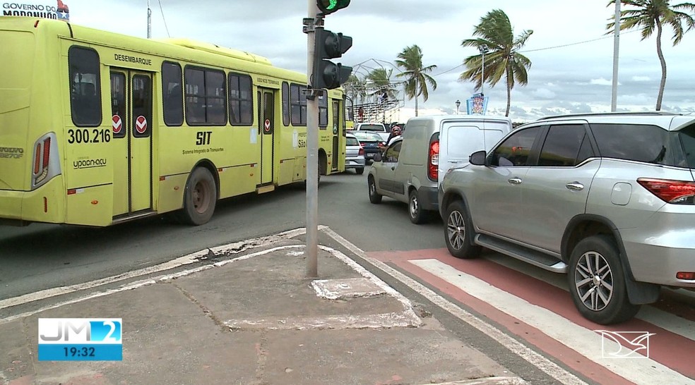 Trânsito ficou interditado por alguns momento durante o protesto dos estudantes — Foto: Reprodução/TV Mirante