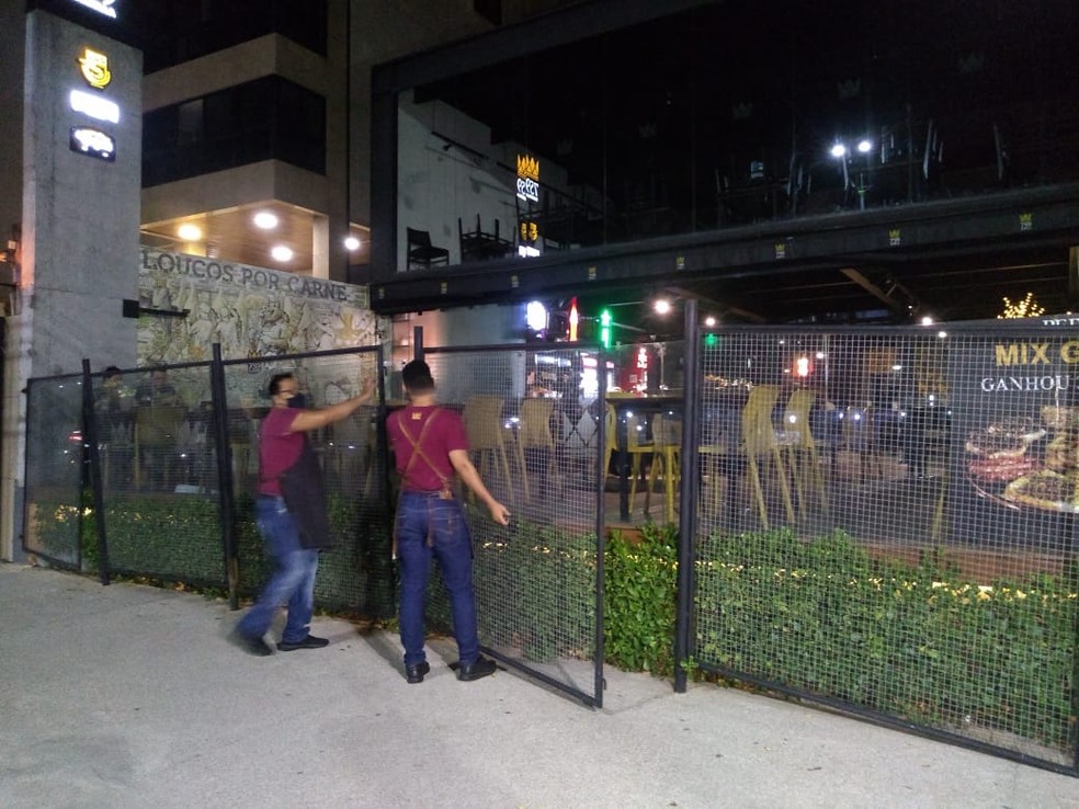 Bares e restaurantes fecham mais cedo em Maceió — Foto: Carolina Sanches/ TV Gazeta