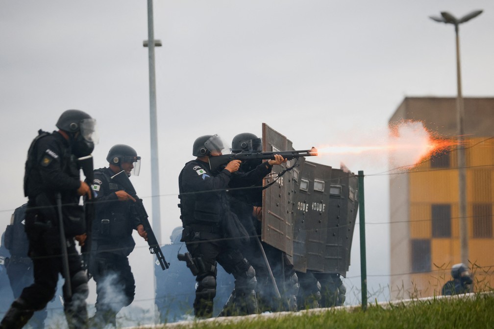 Polícia dispara contra criminosos na tentativa de conter os atos violentos pró-Bolsonaro em Brasília — Foto: Adriano Machado/Reuters