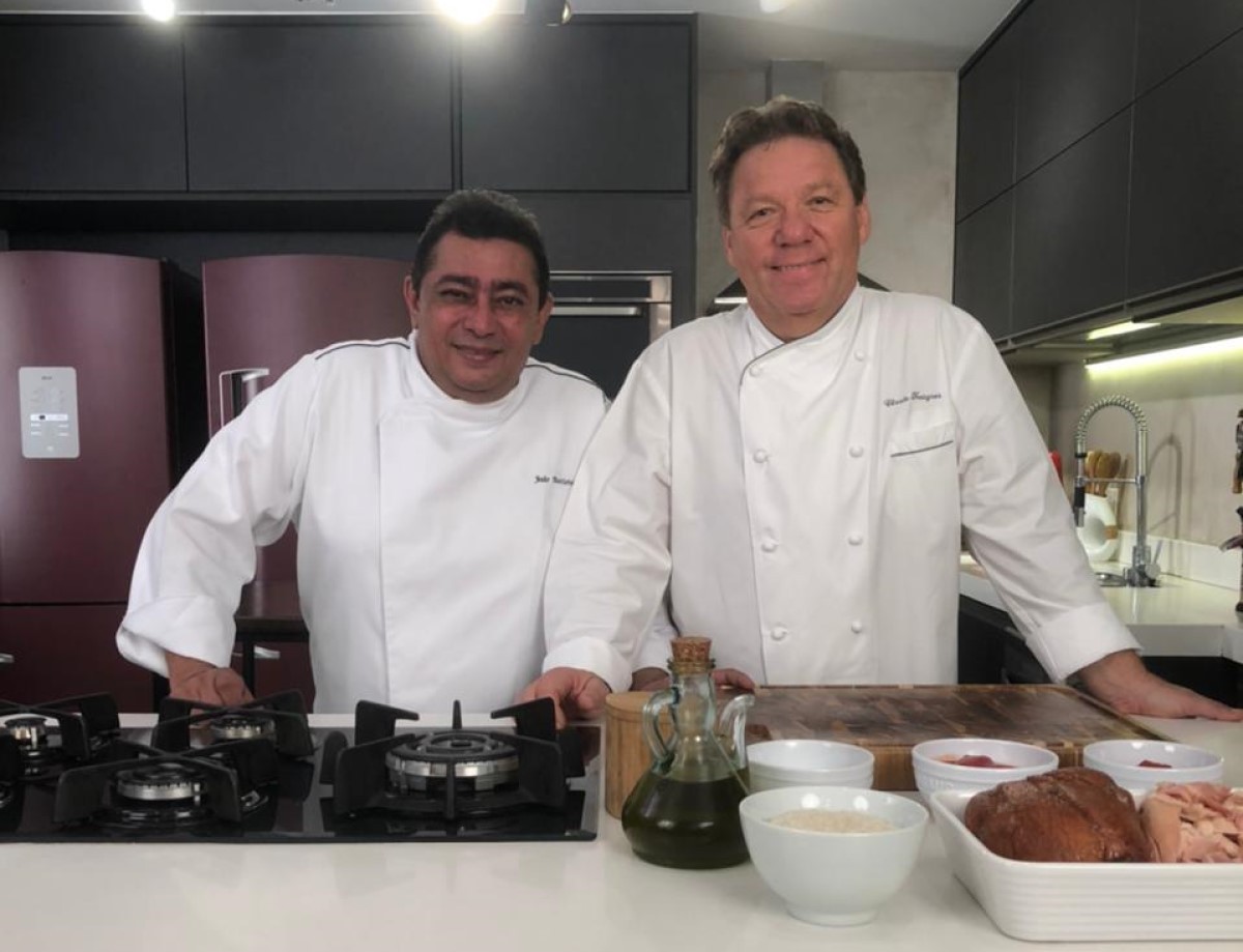  Que Marravilha! Delivery é o novo programa de culinária do GNT feito pelo chef Claude Troisgros e seu ajudante Batista (Foto: Divulgação )