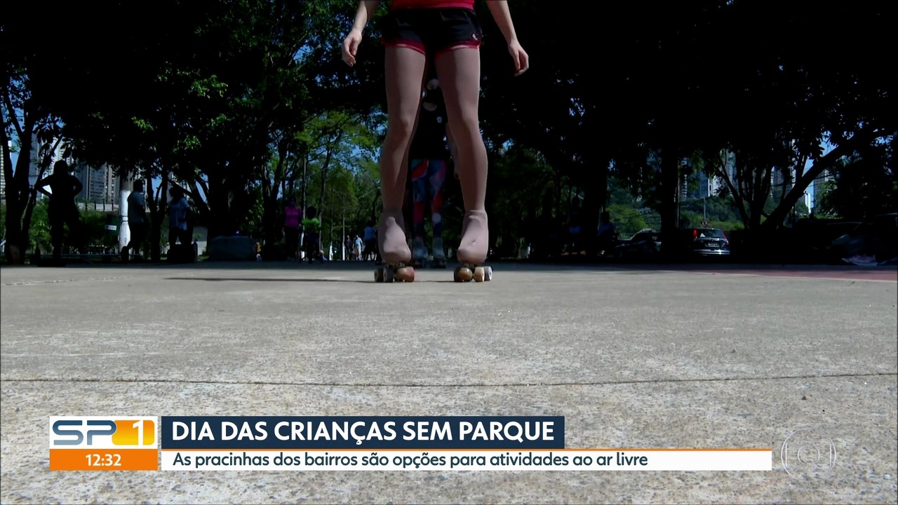 Crianças aproveitam pracinhas em bairros
