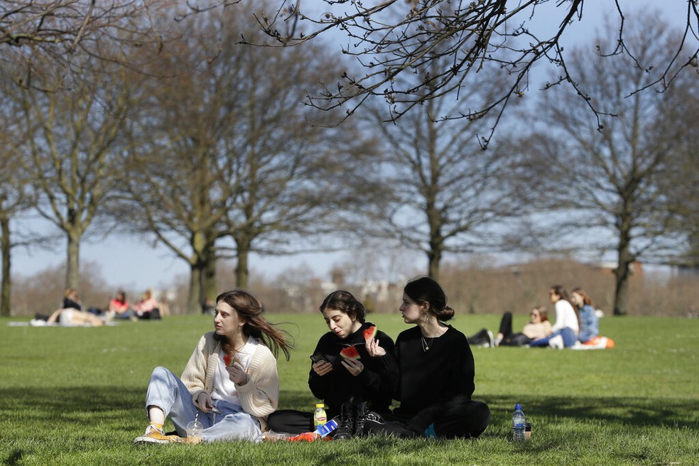 Grupos fazem piqueniques no Hyde Park, em Londres, em 29 de março — Foto: Kirsty Wigglesworth/AP