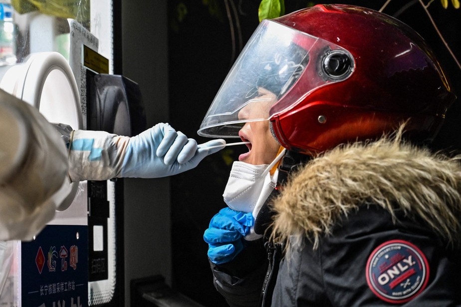 Mulher faz teste para a Covid-19 em Xangai, na China