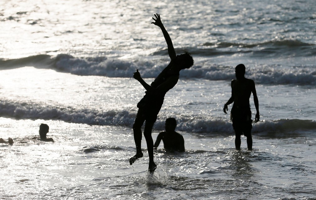 8 de janeiro - Garotos são vistos brincando na praia, em Colombo, no Sri Lanka — Foto: Dinuka Liyanawatte/Reuters