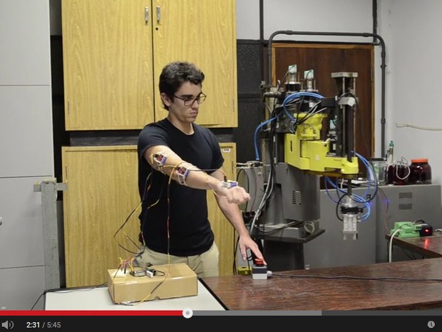 Vídeo feito por Vinicius mostra como o braço mecânico imita os movimentos (Foto: Reprodução/YouTube)