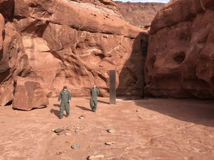 Funcionários do governo exploram o monólito encontrado no deserto (Foto: divulgação)