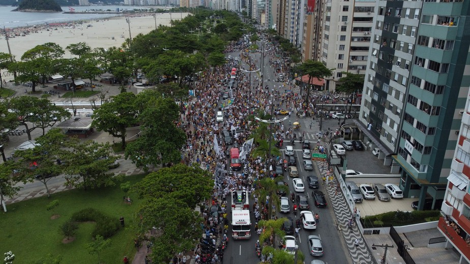 Multidão de fãs na orla de Santos segue o cortejo com o corpo de Pelé