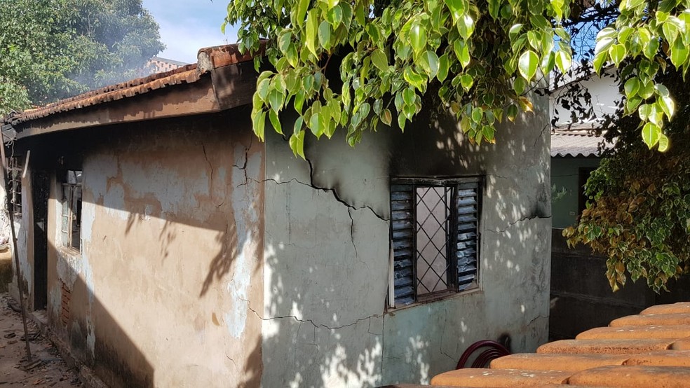 A casa ficou praticamente destruída por causa do fogo, em Avaré — Foto: Esdras Pereira/TV TEM