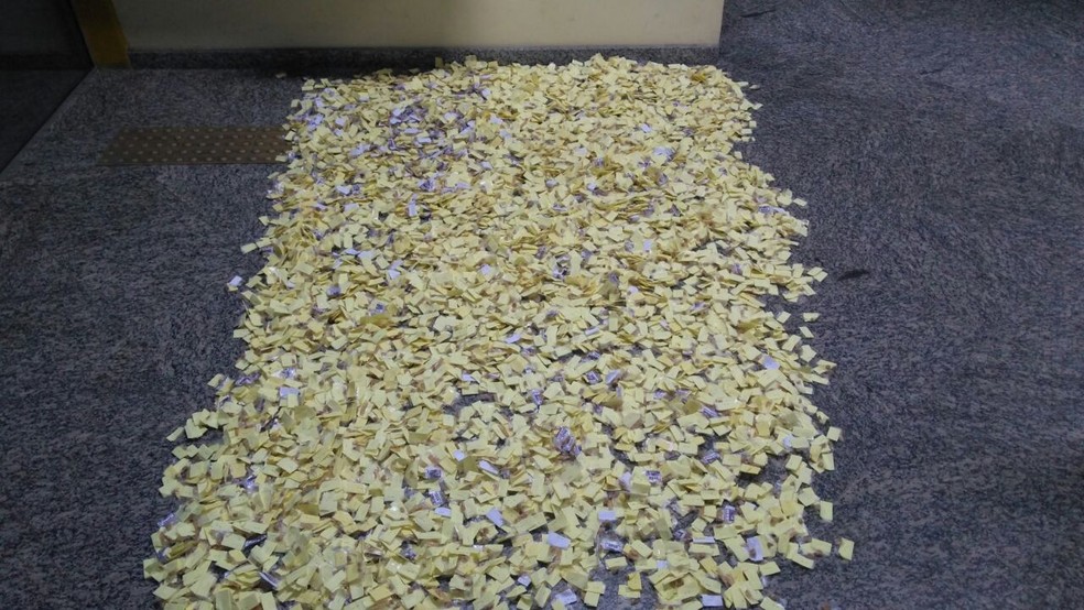 Grande quantidade de pedra de crack foi apreendida em São Pedro da Aldeia, RJ, nesta terça-feira (Foto: Polícia Militar/Divulgação)