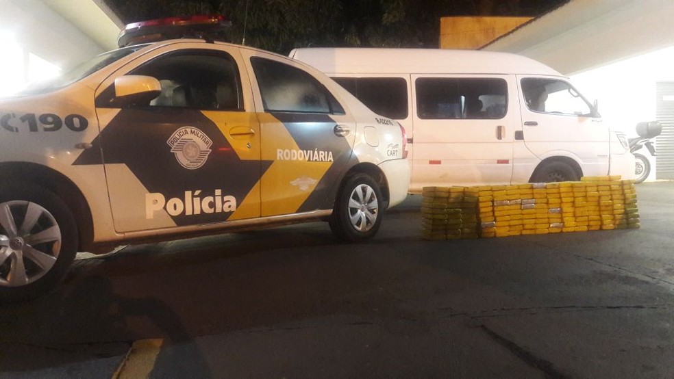 Droga estava escondida em um fundo falso de um micro-ônibus abordado em Presidente Epitácio (Foto: Polícia Militar/Cedida)