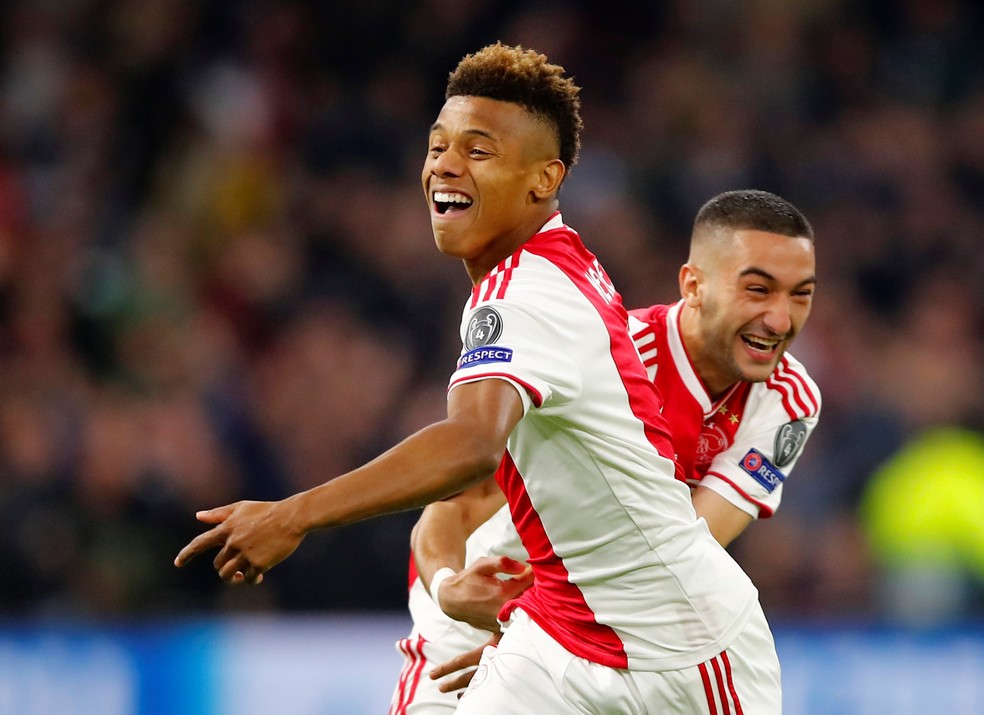 David Neres comemora gol com a camisa do Ajax — Foto: REUTERS/Wolfgang Rattay