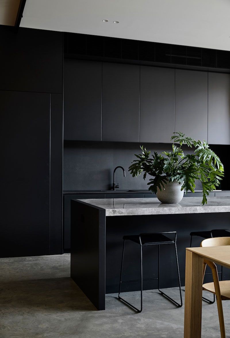 Cozinha gótica: ideias para usar preto na decoração do ambiente (Foto: reprodução)