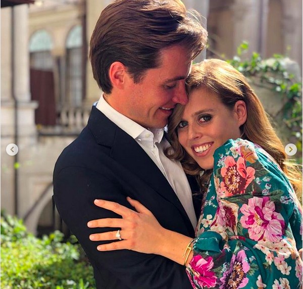 A Princesa Beatrice e o empresário Edoardo Mapelli Mozzi em uma das fotos em que anunciaram seu noivado (Foto: Instagram)