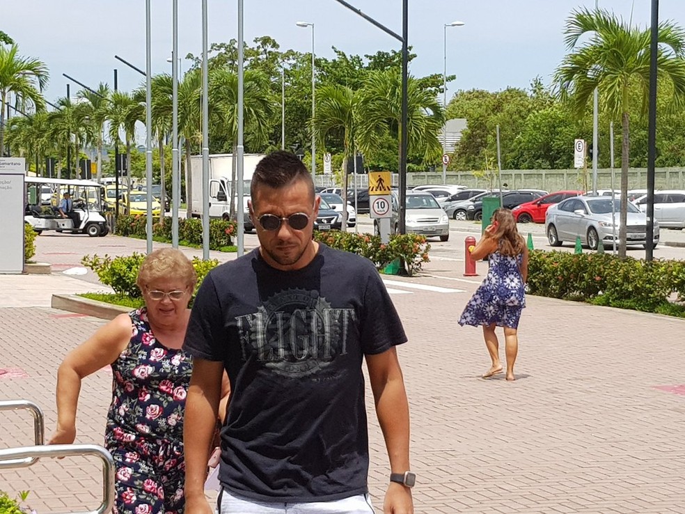 Diego Alves também foi ao hospital logo após o treino no Ninho do Urubu — Foto: Fred Huber