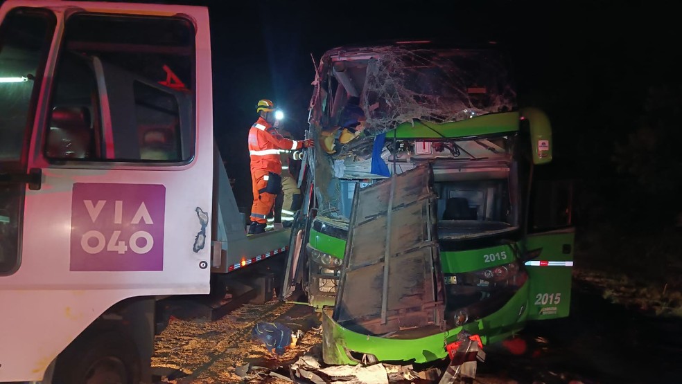nibus bateu em carreta em um grave acidente na BR-040 em Lagoa Grande — Foto: Corpo de Bombeiros