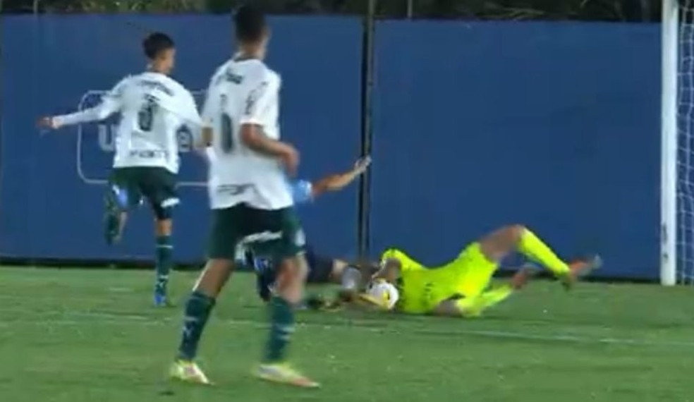 Goleiro da equipe sub-17 do Palmeiras sofre fratura na cabeça após joelhada e vai ser operado