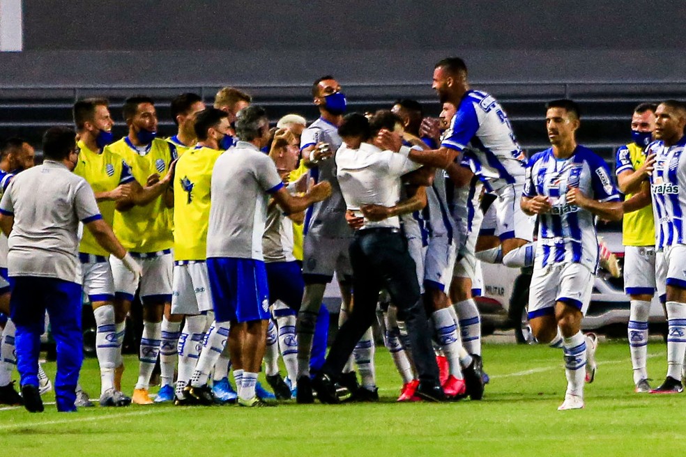 Bruno Mota abraça o técnico Bruno Pivetti depos do gol do CSA — Foto: Ailton Cruz/Gazeta de Alagoas