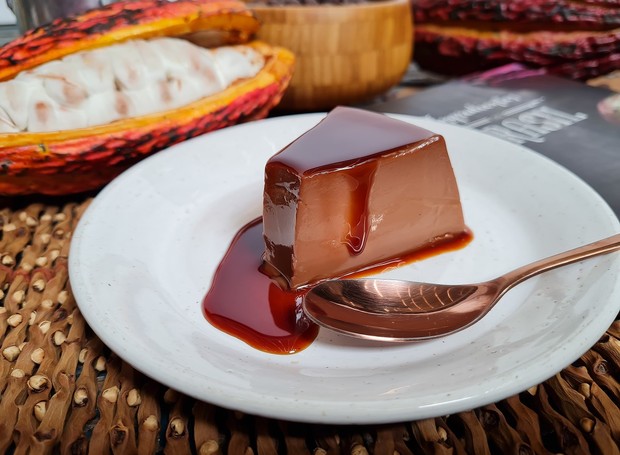 Capriche na calda para um pudim de chocolate belga ainda mais delicioso (Foto: Renato Viotti / Divulgação)