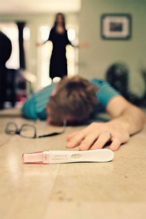 Para os mais extrovertidos: Uma forma bem-humorada de contar para os amigos: o futuro pai aparece "desmaiado" com o exame (que mostra o resultado positivo para gravidez) caído no chão (Foto: Reprodução/Pinterest)