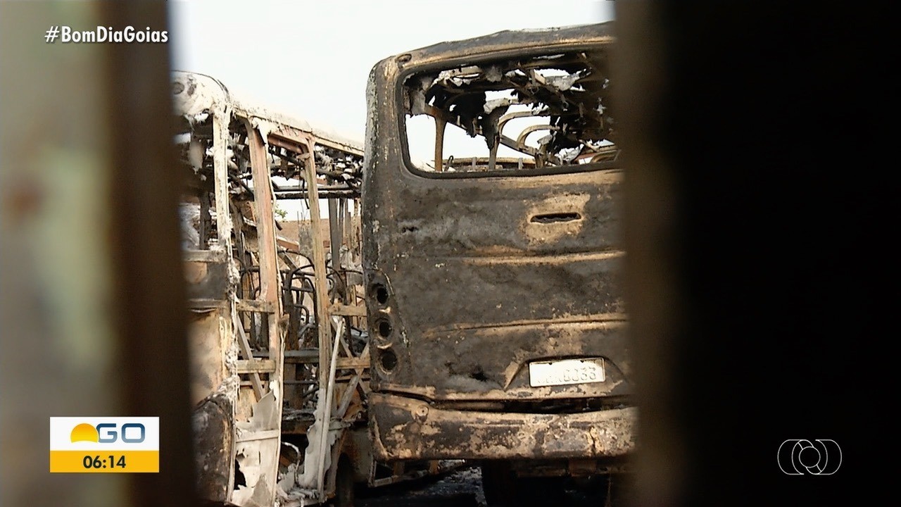 Incêndio destrói 20 ônibus em garagem de Cidade Ocidental
