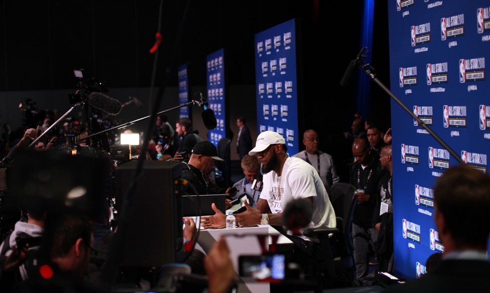LeBron James cercado de jornalistas (Foto: Camilo Pinheiro Machado)