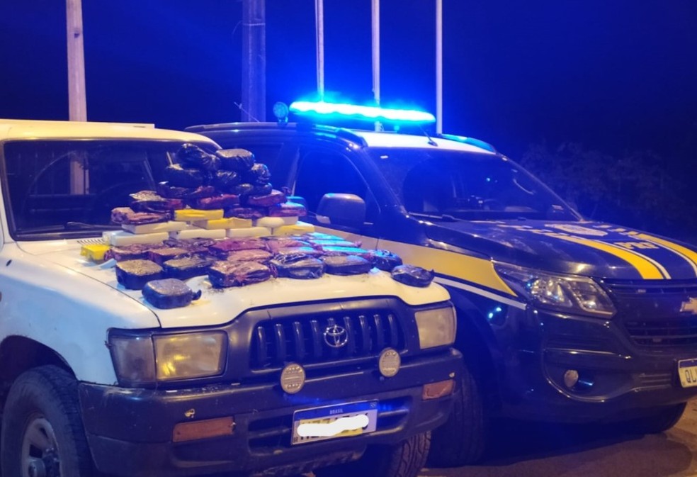 Mais de 50 quilos de droga foram apreendidos dentro de caminhonete em rodovia no interior do Acre — Foto: Divulgação/PRF-AC
