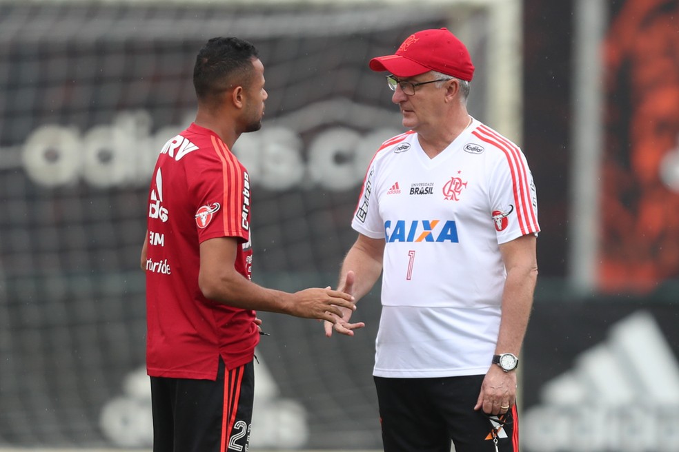 Dorival Junior conversa com Geuv&acirc;nio no treino do Flamengo &mdash; Foto: Gilvan de Souza