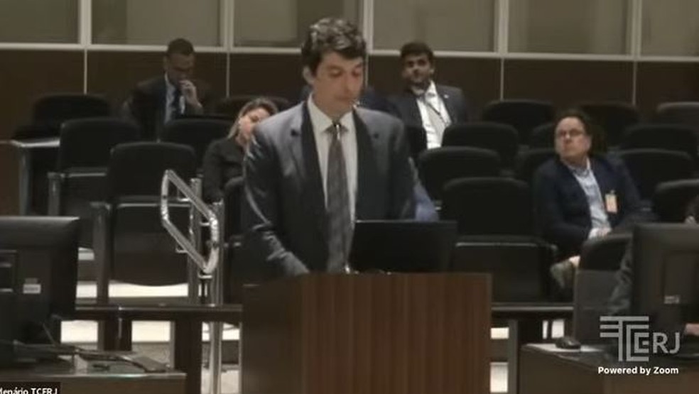 Procurador do Estado, Thiago Araújo, defende processo de licitação. Ao fundo, vice-presidente jurídico do Flamengo, Rodrigo Dunshee de Abranches — Foto: Reprodução