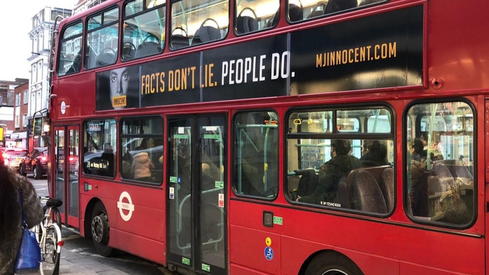 Cartazes em apoio a documentário de Michael Jackson são retirados dos ônibus de Londres (Foto: Divulgação/ MJ Innocent)
