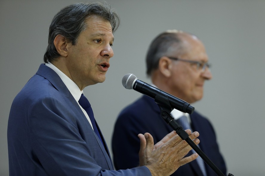 O ministro da Fazenda, Fernando Haddad, anuncia o programa Desenrola