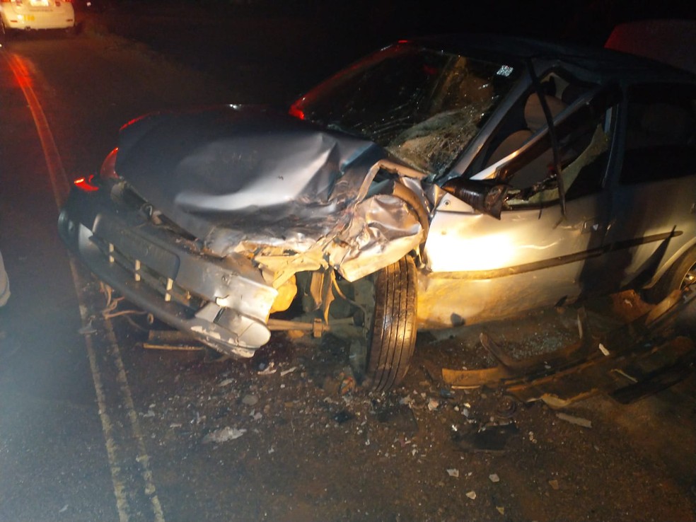 Motorista invadiu contramão e bateu de frente em outro carro que seguia na AL-115, em Igaci — Foto: BPRv-AL