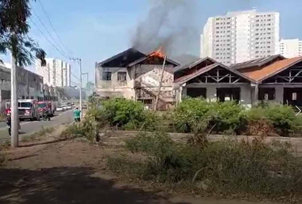 Galpão pega fogo em Campinas e mobiliza bombeiros — Foto: Rodolfo Pupo