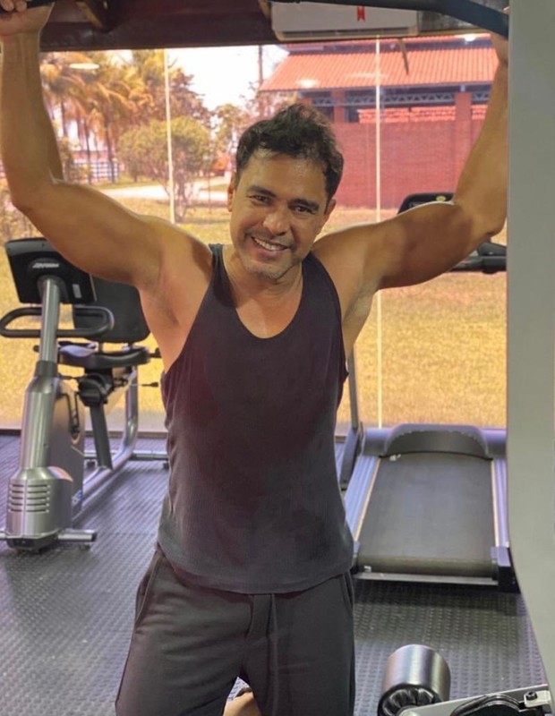 Zezé Di Camargo ostenta músculos em treino: