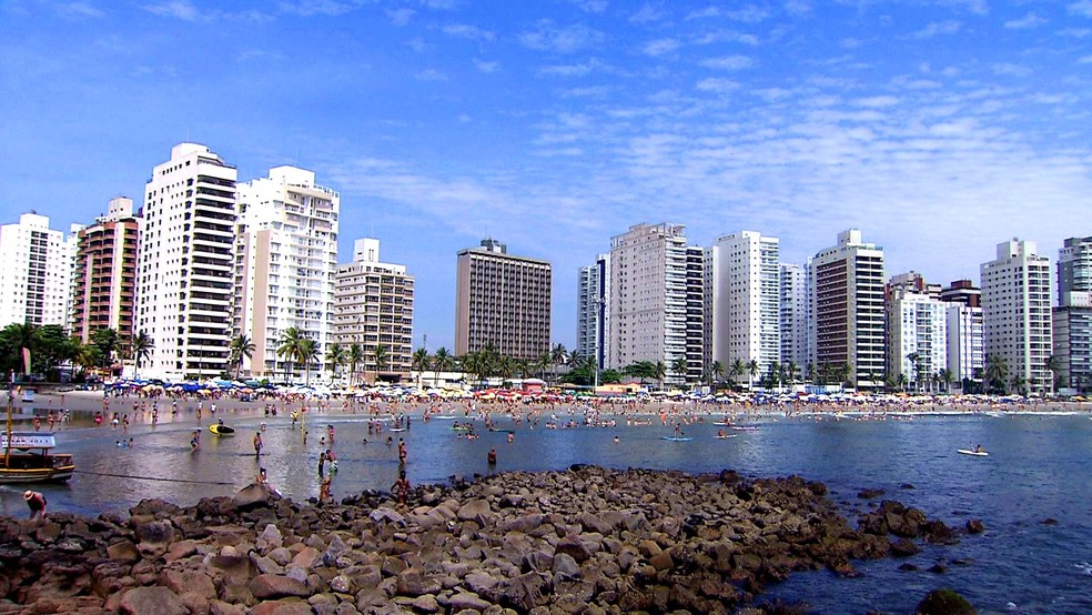 Praia das Astúrias em Guarujá, SP — Foto: Reprodução / TV Tribuna