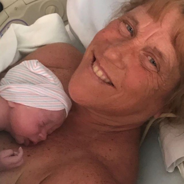Mãe dá à luz aos 57 anos  (Foto: Reprodução / Instagram )