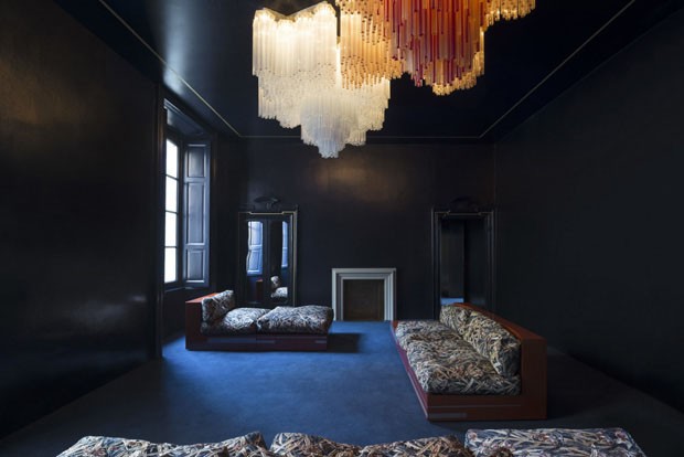 Decoração dark destaca design sofisticado no apartamento (Foto: Paola Pansini/Divulgação)