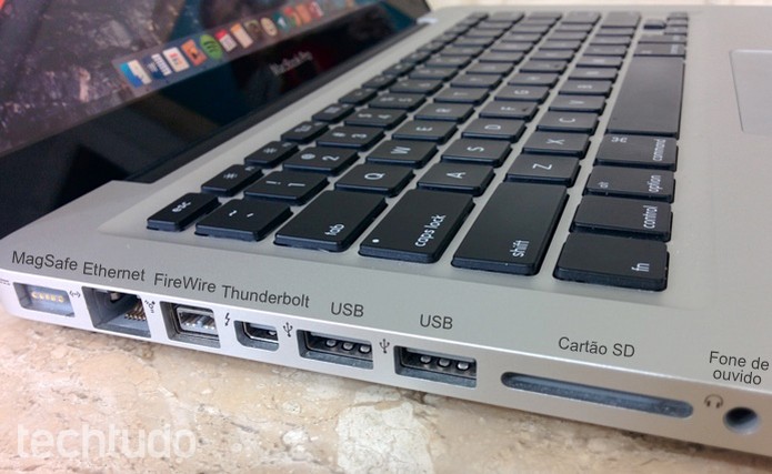 Aprenda quais s?o as conex?es do MacBook Pro (Foto: Paulo Alves/TechTudo)