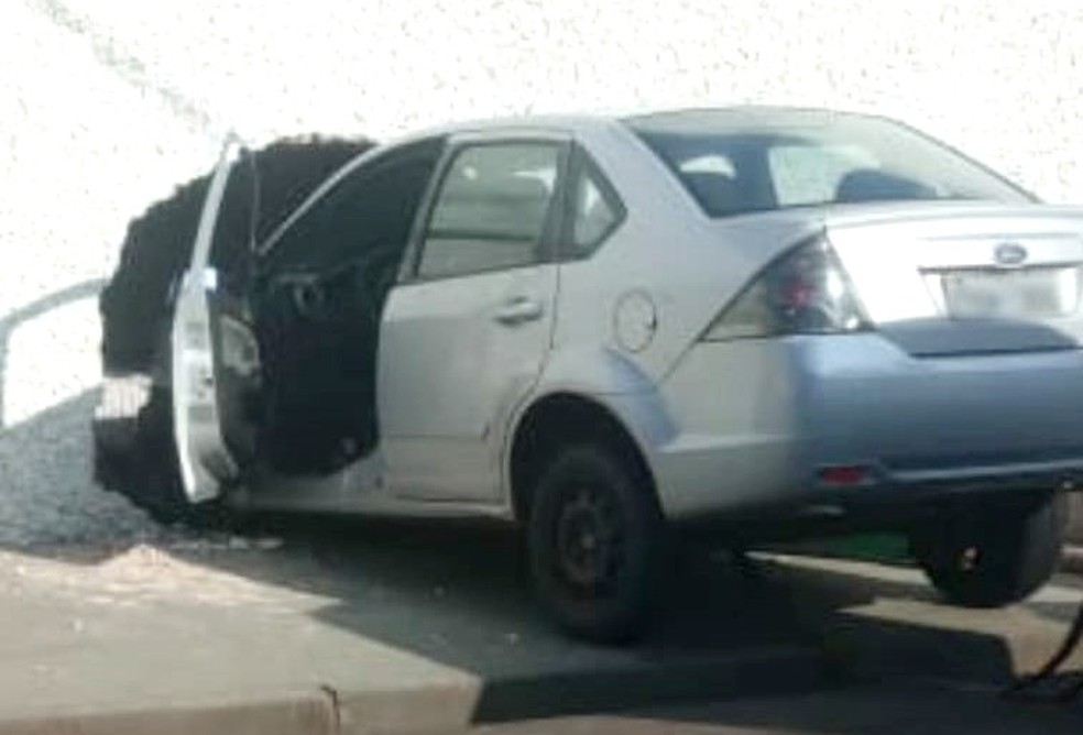 Carro descontrolado bate em muro e invade quarto de casa em Jaú — Foto: Arquivo pessoal