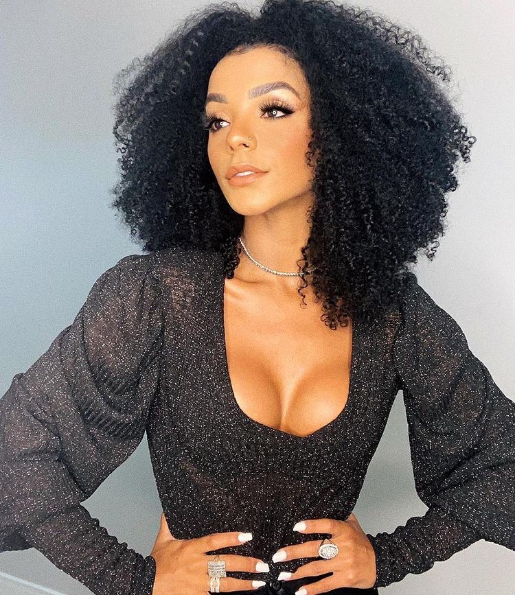 Brunna Gonçalves muda o visual e aparece com os cabelos pretos na web (Foto: Reprodução/Instagram)